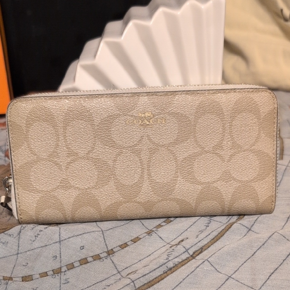Coach New York Beige Signature Wallet Clean Gift Christmas Beautiful